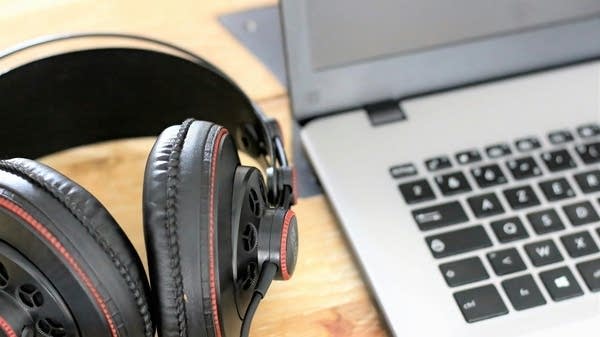 Poster Listen to music while studying