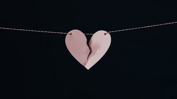 Poster Broken heart on a string