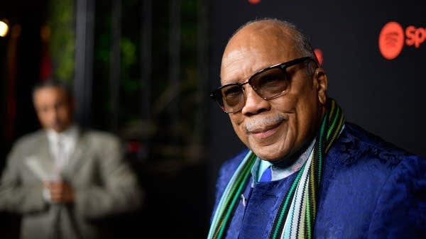 Poster Quincy Jones arrives at a Spotify event in 2017.