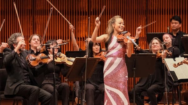 Poster Violin soloist performs with an orchestra