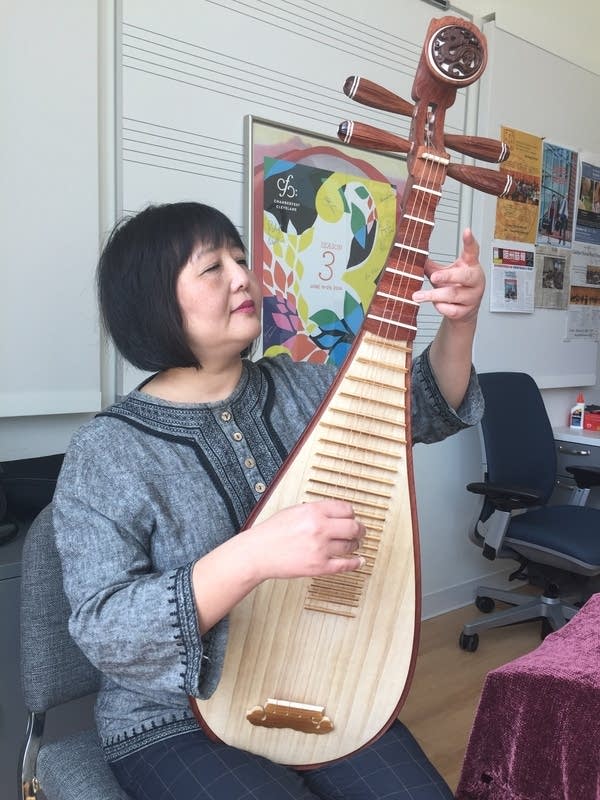 Gao Hong plays the Chinese pipa.